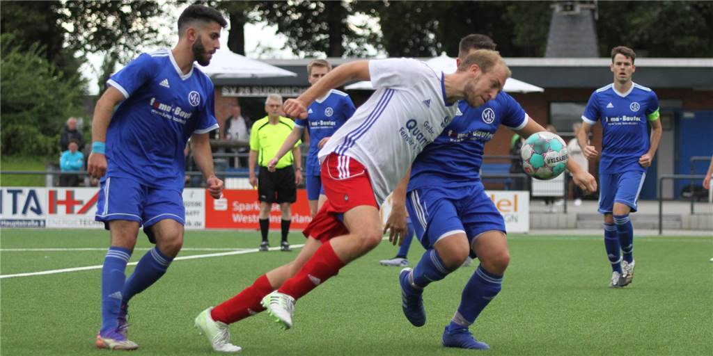 „Absoluter Topfavorit“: SV Südkirchen will trotzdem den Tabellenführer stürzen Moritz Schulte (m.) und der SV Südkirchen stehen vor einem schweren Auswärtsspiel.