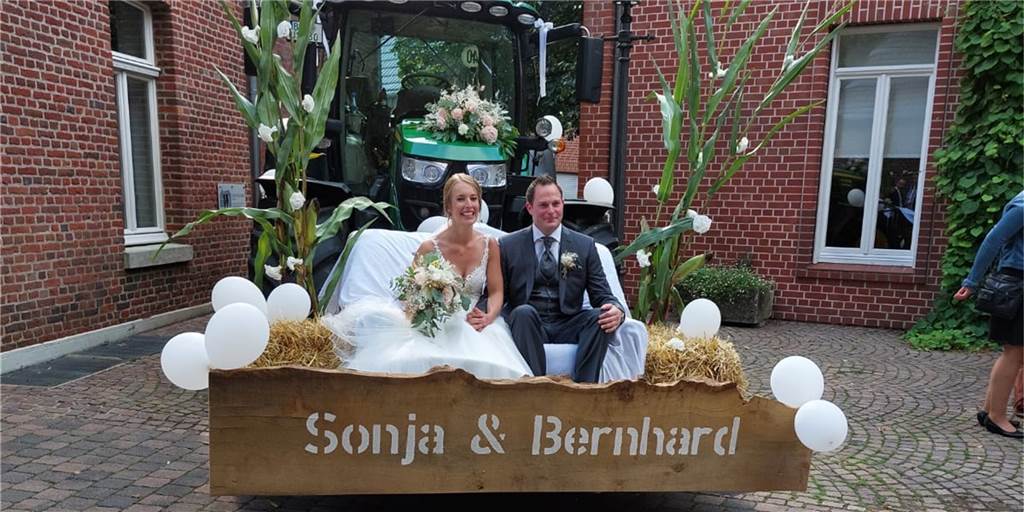 Löchte, Notnachbar, Schlepper-Konvoi: Venne-Buurn feiern echte Bauernhochzeit Die Nachbarschaft Venne-Buurn organisierte für das Brautpaar Bernhard und Sonja Icking eine echte Bauernhochzeit. Dazu gehört im klassischen Sinne auch der Schlepper-Konvoi von der Kirche zurück zum Hof. Mit dem Brautpaar vorneweg.