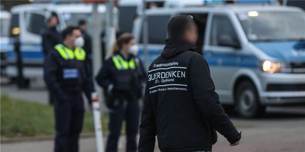 Die Autokorso-Demos der Querdenker sind von vielen Polizisten begleitet worden. Eine Fortsetzung wird für Oktober geplant.