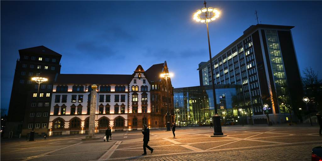 Corona kostet Dortmund über 400 Millionen Euro - Finanz-Schock kommt verspätet Stadtkämmerer Jörg Stüdemann mit seinem Mammutwerk, dem Haushalt 2022. Er wird am Donnerstag (23.9.) in den Rat eingebracht.