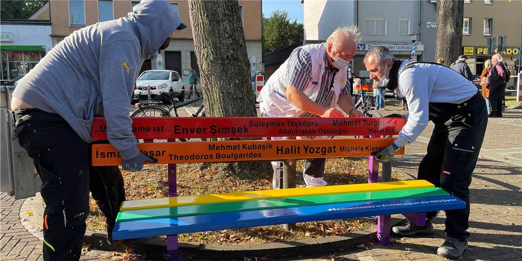 Dortmunds Neonazis müssen jetzt auf Anti-Rassismus-Bänken sitzen Die Bänke auf dem Wilhelmplatz sind zurück. Sie erstrahlen jetzt in Regenbogenfarben.