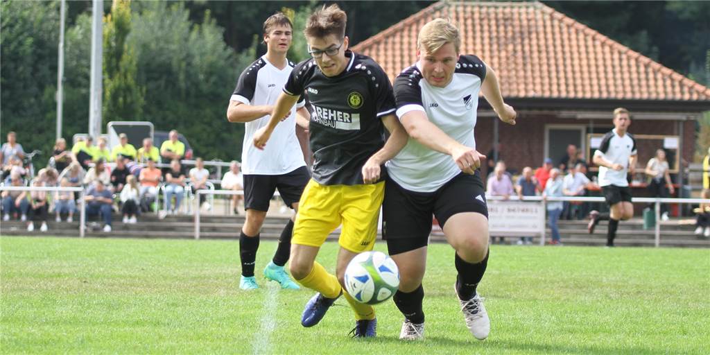 „Mehr als zufrieden“: SC Capelle feiert zweiten Sieg in Serie Maximilian Rethmeier (l.) setzte den Schlusspunkt für den SC Capelle.