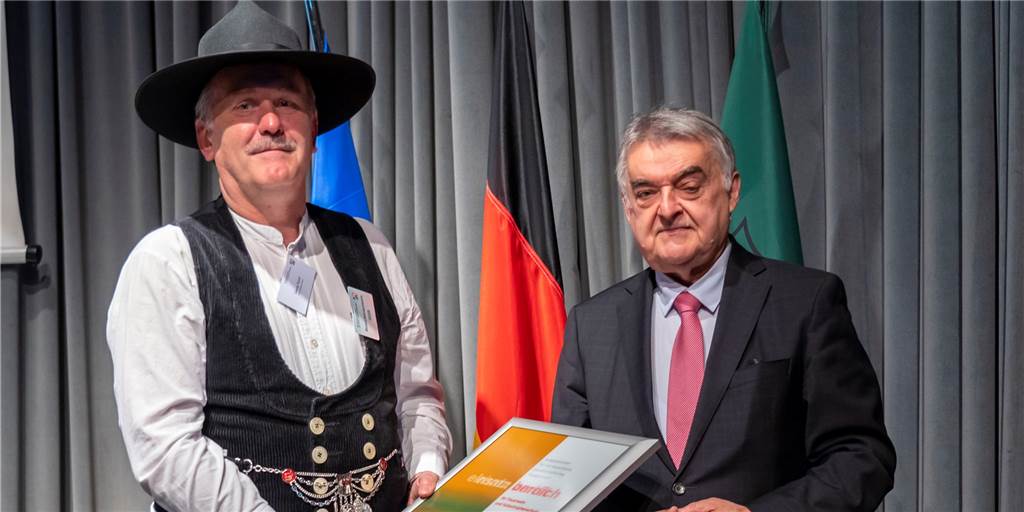 Förderplakette Ehrenamt: Minister Reul zeichnet Zimmerei Rohlf aus Innenminister Herbert Reul zeichnete Zimmermeister Georg Rohlf in Düsseldorf aus.
