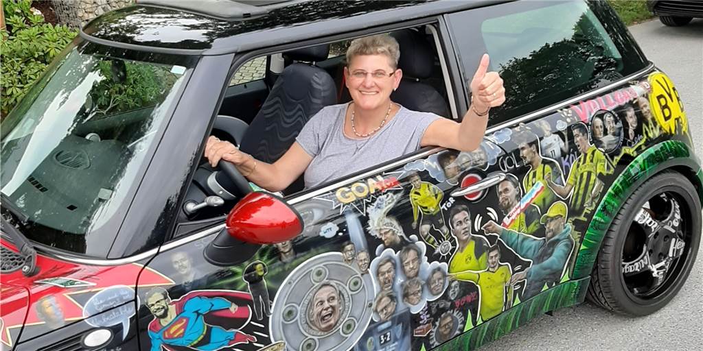 Monika Hahn und das „Kloppocar“: Dortmunds fanatischster Jürgen-Klopp-Fan Monika Hahn ist der größte Jürgen-Klopp-Fan weit und breit. Hier sitzt sie im "Kloppocar", dem ehemaligen Wagen des Trainers, der mittlerweile künstlerisch verziert ist