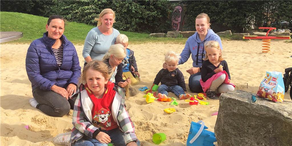 Tasja Galant, Katja Loos und Anke Hinners (v.l.) verstehen gut, dass der Spielplatz an der Waldenburger Straße gut abgeschnitten hat. Sie kommen regelmäßig mit ihren Kindern Lenia, Mia und Jan und Marit und Benno hierher.