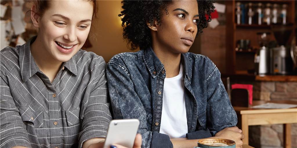 Zwischen Kletten und Sparpreisen: Vor- und Nachteile am Single-Dasein Als Single mit Vergebenen befreundet zu sein, kann anstrengend sein. Neben einigen Nachteilen gibt es aber auch viele Vorteile am Single-Dasein.
