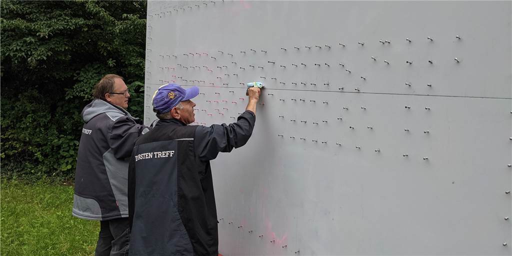 Entsetzen in Dorsten: „Respekt-Wand“ mit großem Hakenkreuz beschmiert Mitarbeiter des "Dorsten-Treffs" säuberten am Freitagvormittag die Respekt-Plakatwand an der Händelstraße von der Hakenkreuz-Schmierattacke.