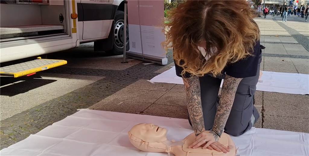 Mit Video: So rettet die Herzdruckmassage Leben Mit einer Themenwoche widmet sich unter anderem das Deutsche Rote Kreuz der Wiederbelebung.