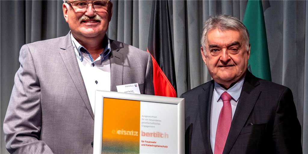 Firma Terhalle erhält Förderplakette für Engagement rund um die Feuerwehr NRW-Innenminister Herbert Reul (r.) überreichte die Förderplakette „Ehrenamt im Brand- und Katastrophenschutz“ an Terhalle-Geschäftsführer Josef Terhalle. Das Unternehmen aus Ottenstein wurde damit für das Engagement rund um die Freiwillige Feuerwehr ausgezeichnet.