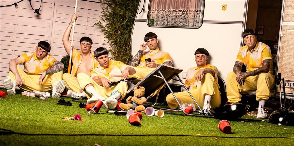 Eskimo Callboy: Irre Frisuren sollen Festival-Fluch vertreiben Mit irren Frisuren zum Festival der Träume: Eskimo Callboy haben noch nie Rock am Ring oder Rock im Park bespielt. Das Video zu "We got the moves" könnte das ändern.