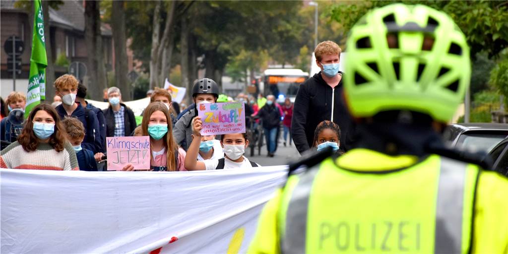 Knapp 100 Demonstranten beteiligen sich an „Fridays for Future“ in Ahaus Etwas weniger als 100 Demonstranten sind am Freitag als Teil der globalen Klimaproteste von "Fridays for Future" durch Ahaus gezogen. Es war seit langer Zeit die erste größere Demonstration und in den Augen der Organisatoren eine gelungene Veranstaltung.