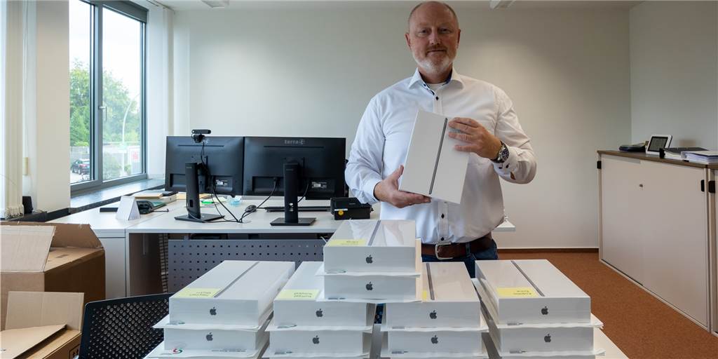 Ratsmitglieder erhalten Tablet-PCs – davon profitiert auch die Umwelt Markus Lask, Leiter des Fachbereichs Zentrale Dienste und Zentrale Steuerung, präsentiert die Tablet-PCs, die nun an sämtliche Ratsmitglieder und Führungskräfte der Verwaltung verteilt werden.