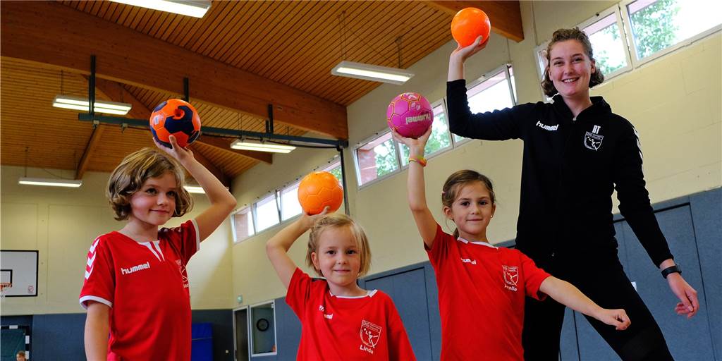 DHG Ammeloe-Ellewick: Die Neue ist eine Altbekannte Die richtige Wurftechnik übt Rike Terbille mit den "Minis" Klara, Linda und Amelie.