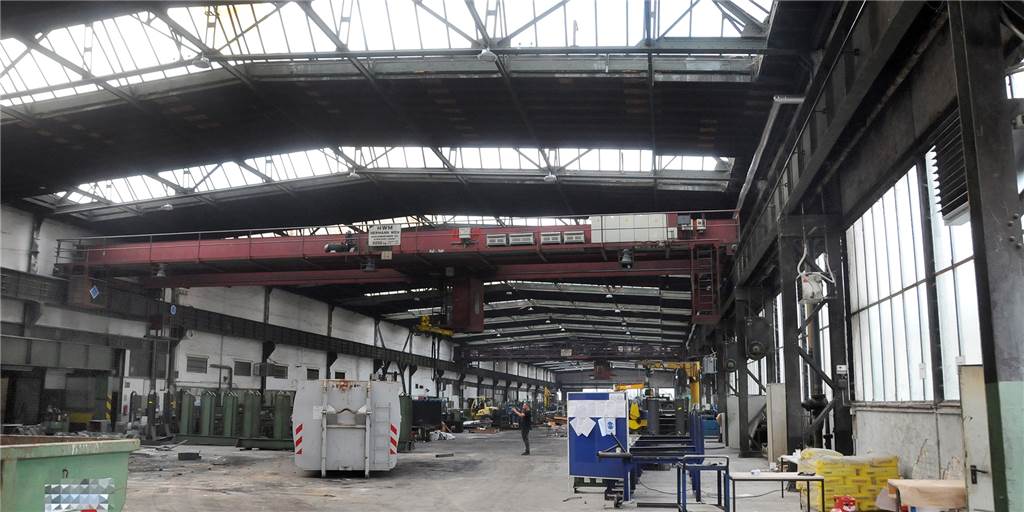 Nach Ziehwerk-Versteigerung: Stadt sucht Mieter für riesige Hallen Alles muss raus: Die langgestreckte Halle des früheren Hoesch-Ziehwerks wird leer geräumt.