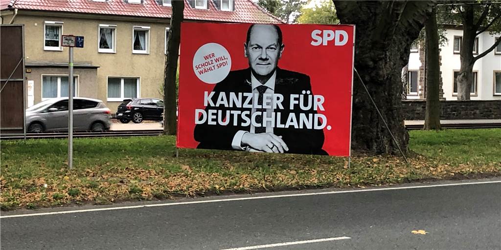 Rechte Hetz-Parole auf Wahlplakaten an der B1 Rechte Hetz-Parole auf Wahlplakaten an der B1