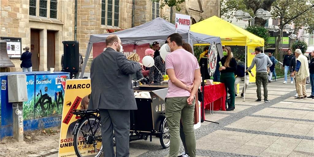 Der Reinoldikirchplatz ist ein beliebter Ort für Wahlkämpfer. Am Samstag waren hier "Die Partei" und die FDP Nachbarn.