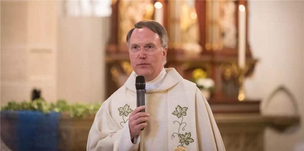 Die ersten Amtshandlungen des neuen Pfarrers im Pastoralverbund Süd Christoph Gundermann, gebürtiger Lüner, war zuletzt Pfarrer von zwölf Gemeinden im Sauerland. Nun kommt er nach Castrop-Rauxel an die Spitze einer Pfarrei mit sechs Gemeinden.