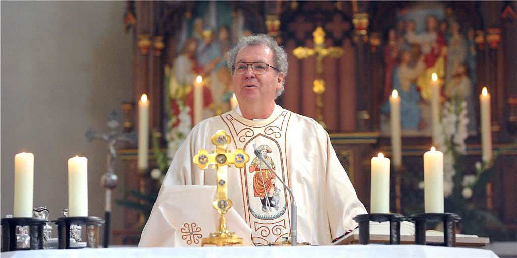 Abschied von Pfarrer Winfried Grohsmann: „Gott ist größer als jede Religion“ Pfarrer Winfried Grohsmann bei seiner letzten Messe in St. Lambertus.