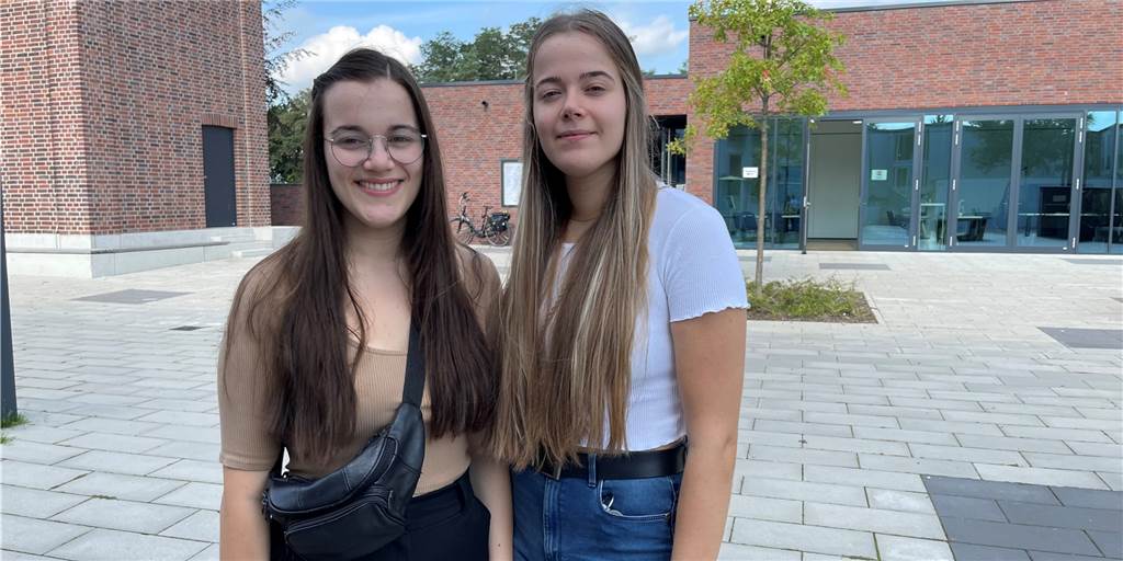 Erstwählerinnen in Selm: „Wir haben es in der Hand“ Sophie (l) und Emily Godelmann gaben im Wahlraum am Jugendzentrum St. Joseph ihre Stimme ab.
