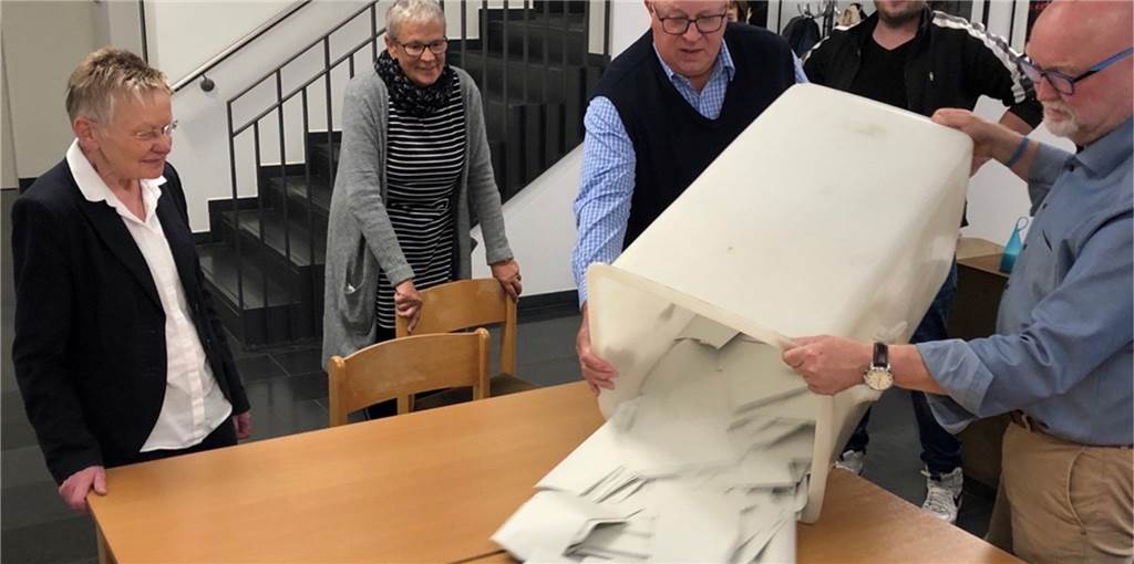 Die Wahllokale sind geschlossen, jetzt werden die Stimmen ausgezählt.