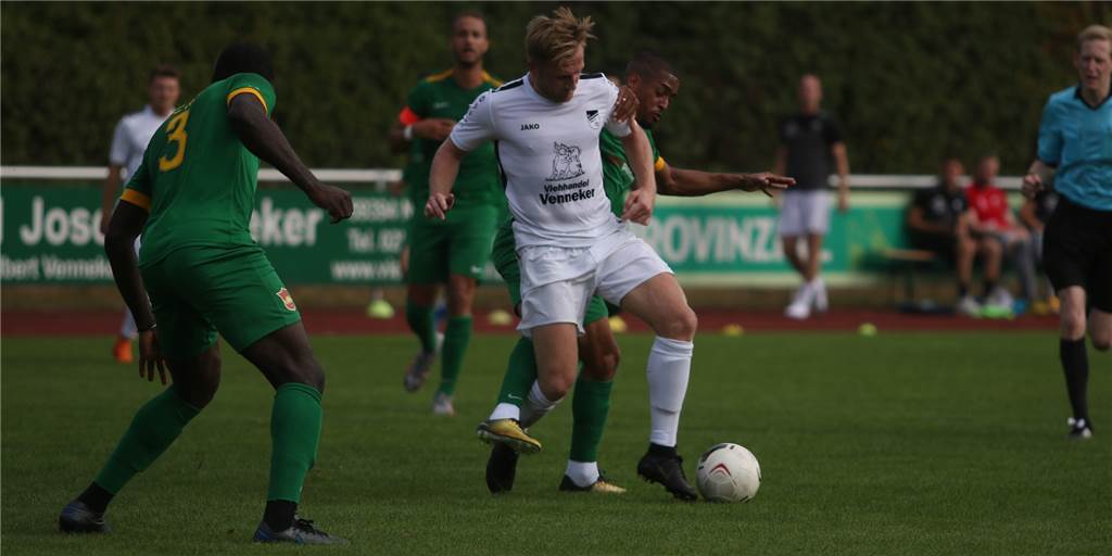 Frust beim FC Nordkirchen: Spitzenspiel gegen FC Roj geht unnötig verloren Daniel von der Ley (weiß) und der FC Nordkirchen kassierten gegen den FC Roj ihre erste Saisonniederlage.