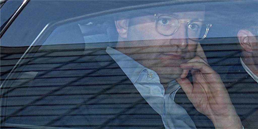 Nur 40 Prozent stimmen in Steinfurt I – Borken I für Jens Spahn Jens Spahn (CDU), als er am Sonntagabend vor dem Konrad-Adenauer-Haus in Berlin zur Wahlparty seiner Partei vorfährt. Viel Grund zu feiern hatte er am Abend nicht. Dennoch freut er sich, seinen Wahlkreis auch in den kommenden vier Jahren in Berlin zu vertreten.