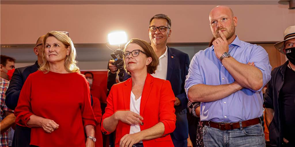 Dortmunder Wahlergebnis: Herz zur Herzkammer der Sozialdemokratie schlägt wieder Hatten Grund zum Strahlen: Die SPD-Kandidaten Sabine Poschmann (l.) und Jens Peick mit der Dortmunder Parteichefin Nadja Lüders, im Hintergrund Oberbürgermeister Thomas Westphal.