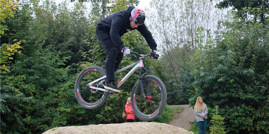 Tipps und Tricks vom Profi: Marc Diekmann nimmt junge Biker mit über die Rampen Saubere Landung: Der Profi-Biker Marc Diekmann überzeugte sich persönlich von den neuen Rampen im Bikepark Ahaus.