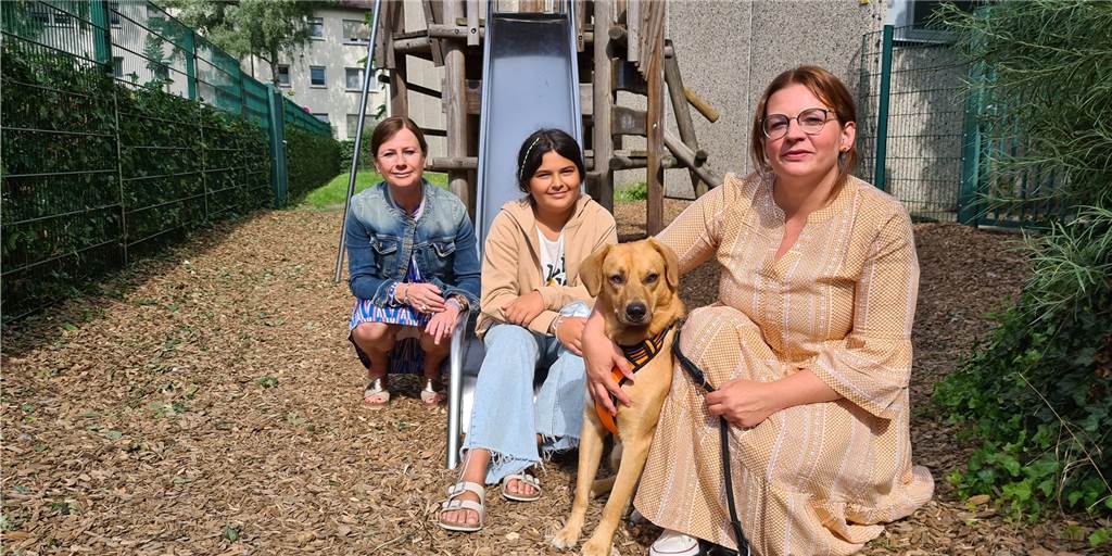 Lüner Schulsoziarbeiterin: So leiden Kinder unter den Folgen der Pandemie Sie wollen dabei helfen, dass die Kinder an der Osterfeldschule in Lünen im neuen Schuljahr wieder zurück in einen geregelten Alltag finden: Margret Banken-Konrad, Bereichsleiterin Kinder- und Jugendhilfe bei der Caritas Lünen, Werne und Selm (links), Schulsozialarbeiterin Joy Tiblas (rechts). Mit dabei ist Tiblas' Tochter Milla und ihr Hund Bobby.