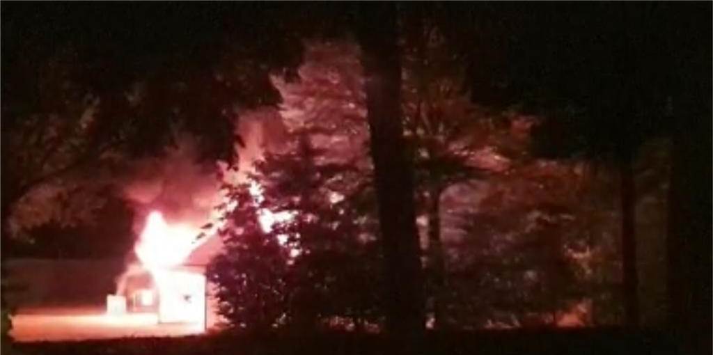 Feuer und Todesdrohung: Betreiber von Corona-Teststelle ist fassungslos Lichterloh in Flammen stand die Teststation in der Nacht von Samstag auf Sonntag. Die Flammen waren schnell gelöscht. Dennoch entstand großer Schaden. Viel schwerer wiegt aber die Drohung, die Unbekannte per Sprühfarbe auf das Zelt der Teststation gesprüht haben.