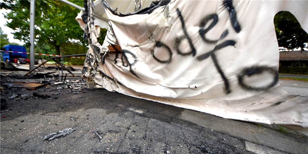 Brandstiftung an Teststation: Wozu ist dieser Täter noch imstande? "Stop oder Tod" stilistisch überschaubar komplex, aber ganz klar eine wüste Drohung gegen das Personal der Teststation. Hoffentlich kommt man dem Täter schnell auf die Spur.