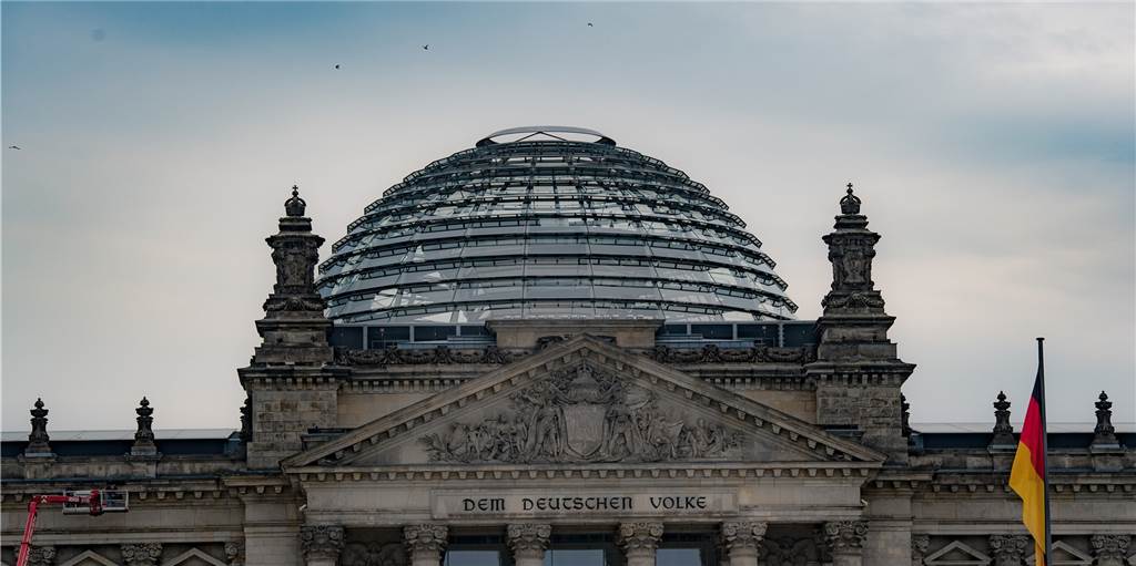 Wahlnachlese: Wieder sechs Bundestagsabgeordnete aus dem Kreis Borken „DEM DEUTSCHEN VOLKE" steht über dem Haupteingang zum Reichstag. Nach der Bundestagswahl werden dort sechs Parlamentarier aus dem Kreis Borken Platz nehmen.