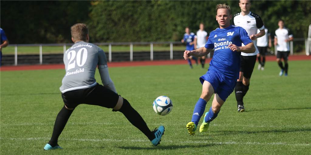 Julian Rohlmann (r.)vom SV Südkirchen blieb im Gemeindederby gegen den FC Nordkirchen II diesmal ohne Tor.