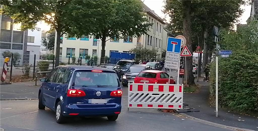 Rücksichtslose Eltern gefährden eigene Kinder an Dortmunder Grundschule Morgens um viertel vor acht: Eltern-Taxis drängen in die zeitweilige Sackgasse: Rangieren vor und zurück - Grundschüler mittendrin.
