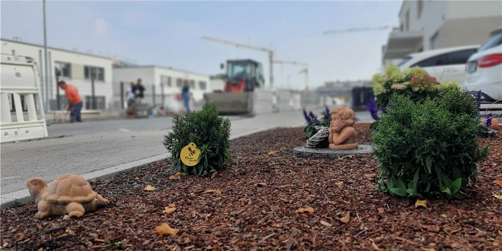 Schlüsselfertig Bauen im Ruhrgebiet: Auf gut vernetzte Nachbarschaft Während im Hintergrund der Bachforellenweg endausgebaut wird, haben die ersten Anwohner ihre Vorgärten bereits heimelig gestaltet. Dass die übrigens nicht à la „Mein schöner Steingarten“ versiegelt werden, darauf weist ein Gestaltungshandbuch für Eigentümer hin.
