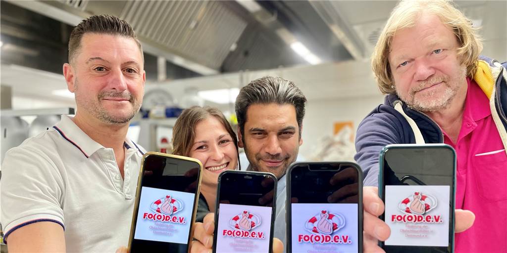 Fo(o)d macht Menschen satt: Verein kocht in der Schlossküche für Obdachlose Vier der sieben Gründungsmitglieder von Fo(o)d e.V.: Olaf Tkotz, Natalia Warsztocka, Omid Aminian und Jörg Wiedelmann (v.l.) in der Schlossküche.