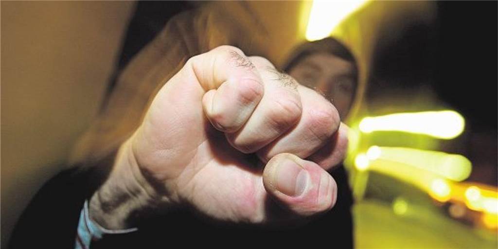 Brutale Prügel-Attacke: Polizeibekannter Nienborger bekommt Quittung Der heute 42-jährige Nienborger zettelte nach Einbruch der Dämmerung eine brutale Schlägerei an. Dafür bekam er jetzt die Quittung.