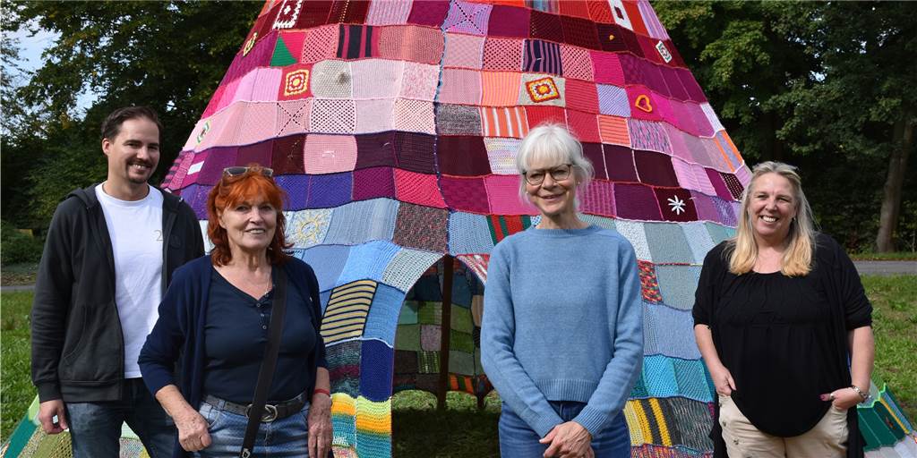 Riesiges Regenbogen-Zelt aus Wolle: Tipi der Begegnung hat Premiere (v.l.) Henning Lagemann, Ulrike Baldauf, Ute Lennartz-Lembeck (Künstlerin) und Susanne Warnke (Organisatorin) haben viel Herzblut in das Tipi der Begegnung investiert.