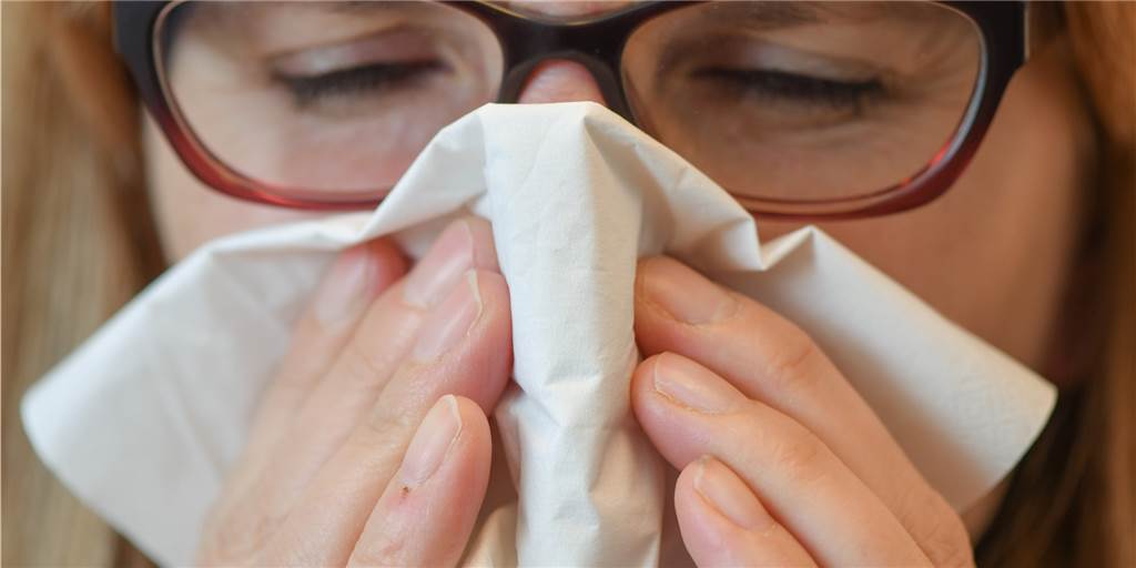 Die Ahauser Arztpraxen sind voll: In diesem Jahr schlägt die Erkältungswelle besonders früh zu. Mediziner vermuten, dass das auch daran hängt, dass das Immunsystem vieler Menschen durch die lange anhaltenden Schutzmaßnahmen gegen das Coronavirus nicht ausreichend gefordert wurde.