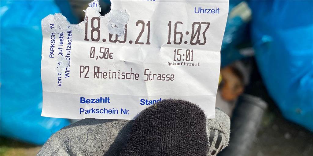 Mega-Müllberg auf dem Radweg: „So viel Dreistigkeit noch nicht erlebt“ Beim Wühlen in den Müllbergen hat der Radfahrer verräterische Spuren gefunden. Ob sie aber tatsächlich zu den dreisten Umweltsündern führen, ist fraglich.