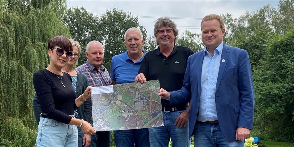 Stromkabel über Castrop-Rauxel: Bürgerinitiative sucht Hilfe im Bundestag Die Bürgerinitiative "Nicht über unseren Köpfen" präsentiert ihren Gegenentwurf zu der Stromtrassen-Planung, die der Stromkonzern Amprion in Pöppinghausen durchsetzen will. Ganz rechts: Der Bundestagsabgeordnete Frank Schwabe (SPD).