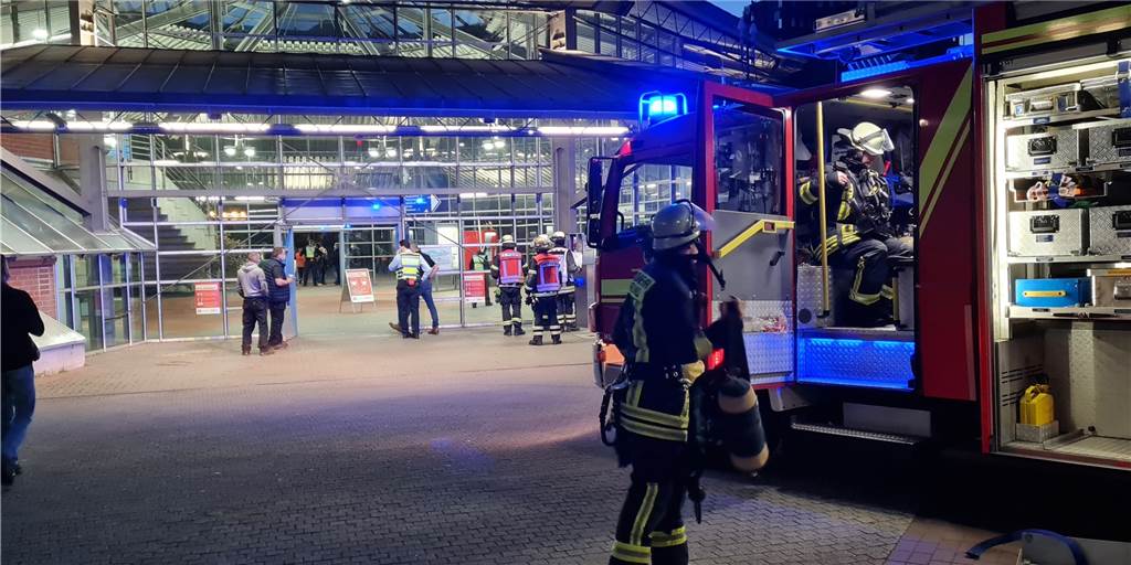 Die Feuerwehr vor dem Stadtgarten am Dienstagabend.