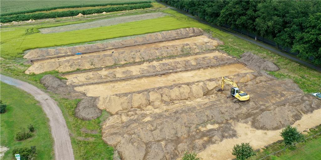 Stadt Olfen will Suche nach historischen Spuren für Tag X ausweiten Archäologen untersuchen die Fläche des künftigen Wohnmobilstellplatzes im Olfener Westen. Die Verwaltung will den Bereich Richtung Füchtelner Mühle (oben im Bild) ausweiten, Hier könnte auf Sicht ein neues Hotel gebaut werden.