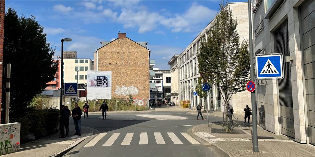 Drogenszene am Westenhellweg: Der schwierige Umgang mit dem Rausch Männer im Schatten bei verbotenen Geschäften: Der Kreisverkehr an der Martinstraße an einem Wochentag.