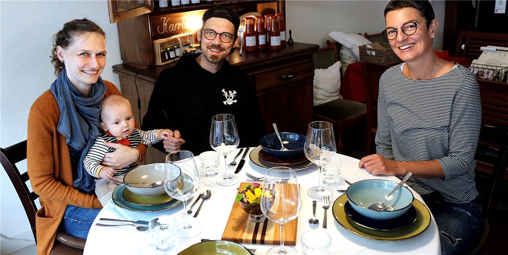 Am Standort des Halterner Cafés ArtemPause entsteht eine neue Gastronomie Birgit Flachmeier (r.) übergibt das Café Artempause an Nick Kutzinski und Katharina Potratz (mit Titus Noah Kutzinski). Es wird unter dem Namen Monroes finest - Gastronomie aus Leidenschaft neu eröffnet.