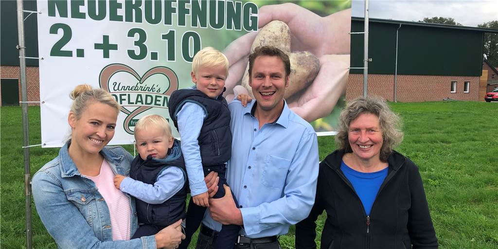 "Unnebrink´s Hofladen" eröffnet am Wochenende: Darauf freuen sich bereits (v.l.) Andrea Bramert, ihre Kinder Oskar und Michel, Manuel Unnebrink-Bramert und dessen Mutter Beate Unnebrink.