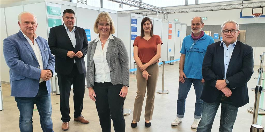 Blicken auf acht erfolgreiche Monate zurück: Holger Gutzeit, Leiter Service und Logistik, Landrat Mario Löhr, Katja Sträde, Koordination mobiles Impfen, Sandra Pflanz, Koordination Impfzentrum, Dr. Jürgen Wentzek, ärztliches Leitungsteam Impfzentrum, und Uwe Hasche, Gesundheitsdezernent Kreis Unna.
