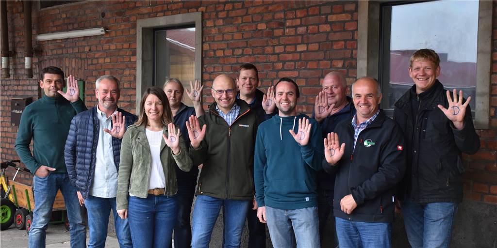 Dorstener Schweinehalter in Not: 5D-Strategie soll Betriebe retten (v.l.) Markus Pasing, Klaus Booke, Regina Böckenhoff, Stephanie Papenbrock, Paul Böckenhoff, Franz-Josef Große-Gellermann, Stephan Große-Kock, Ludger Paß, Bernhard Heiming und Michael Sprenger setzten sich in Lembeck für das 5D Qualitätssiegel ein.