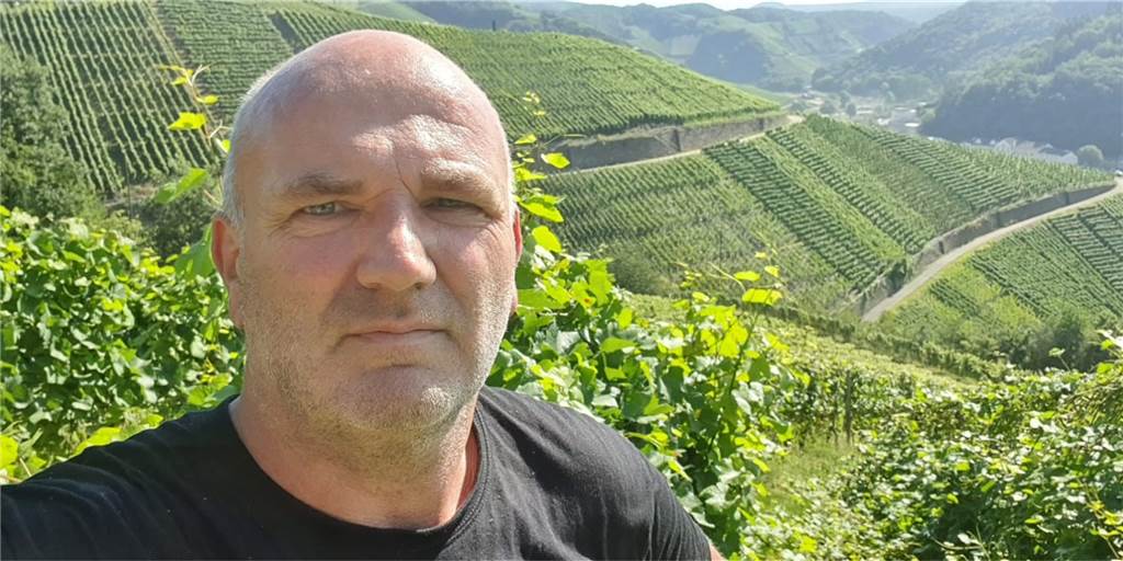 Bertold Kortbus aus Legden will ins Ahrtal laufen und Spenden sammeln Bertold "Berti" Kortbus mitten in der Weinberglandschaft rund um Dernau.