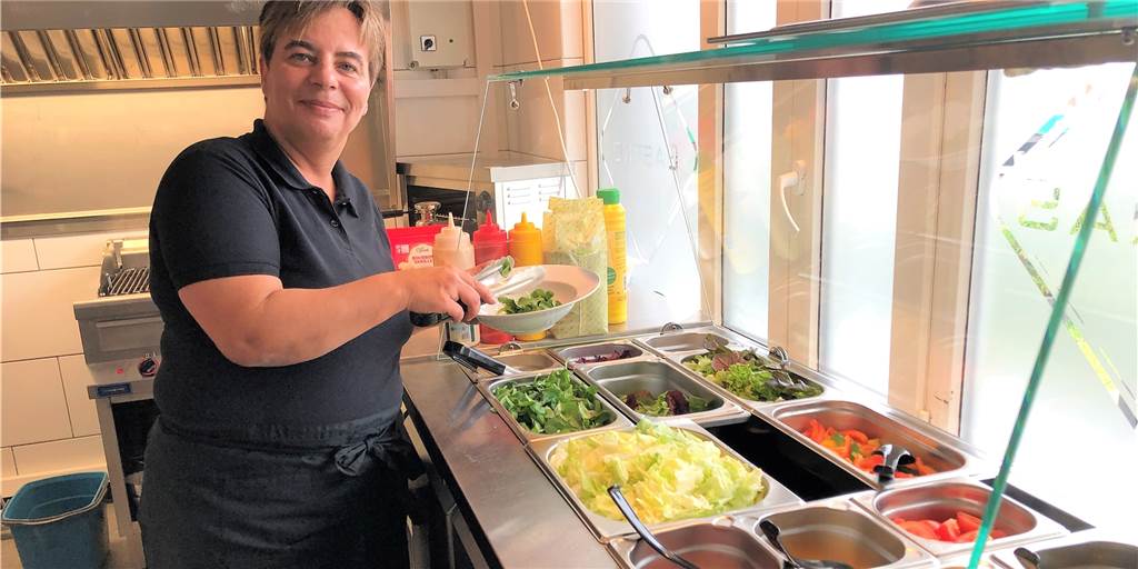 Neues Schnellrestaurant im Westen: Tim Mälzer „half“ bei der Namenssuche Neben vielen Fleischgerichten bietet Sandra Grgic auch Salate an. Das Gemüse wird täglich frisch geliefert.